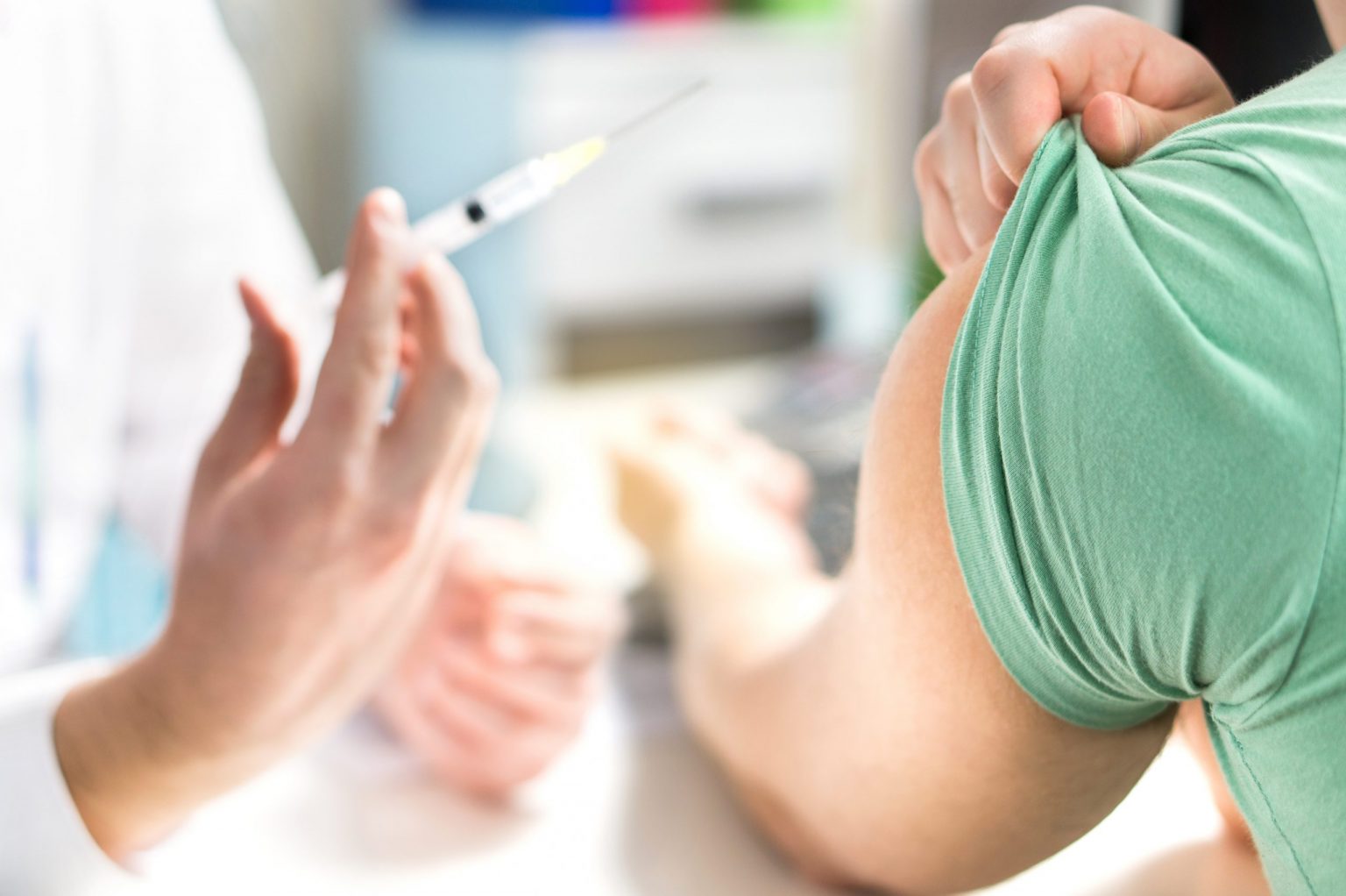 Crește numărul persoanelor vaccinate cu prima doză