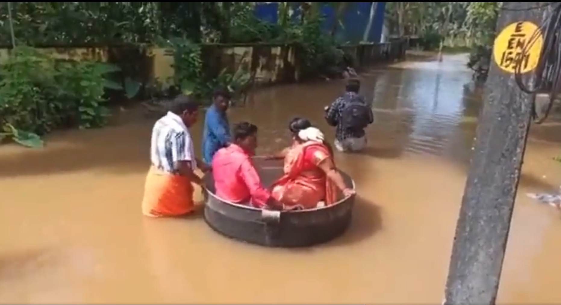 Doi tineri din India au înfruntat inundațiile devastatoare și au ajuns la propria nuntă plutind într-un uriaș vas de gătit