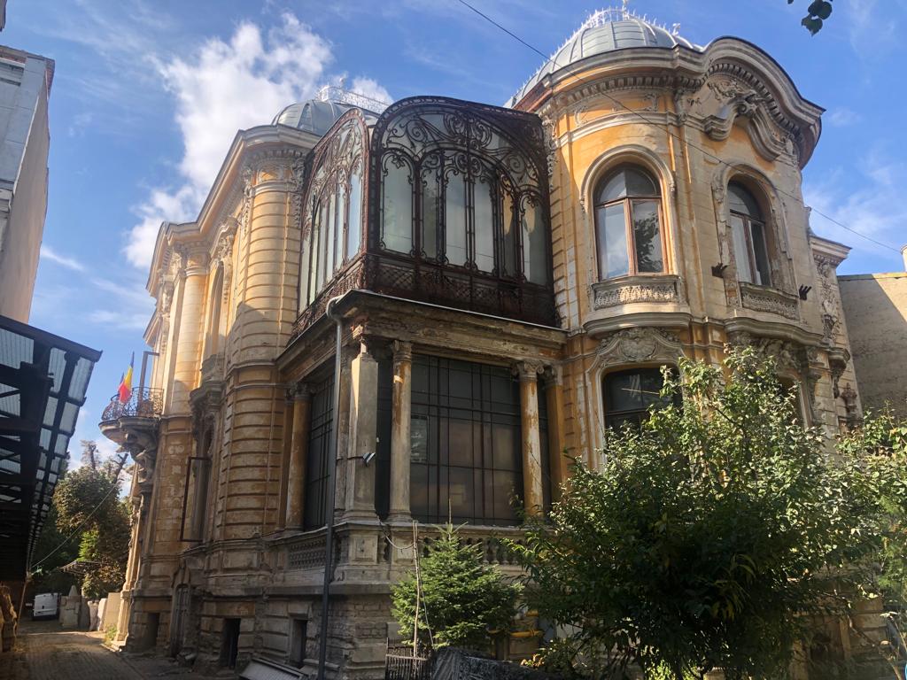 Clădirea-fenomen din București, cu lift și încălzire centrală încă de la 1900. Neglijată un secol, Casa Macca are o poveste incredibilă