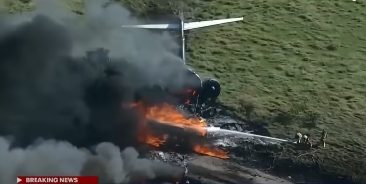 VIDEO Un avion cu 21 de persoane la bord a ratat decolarea și a luat foc, în Texas. Toți pasagerii s-au salvat