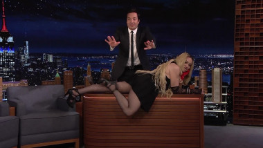 madonna urcata pe biroul lui jimmy fallon