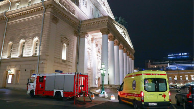 teatrul bolsoi din moscova cu o masina a pompierilor si o ambulanta in fata
