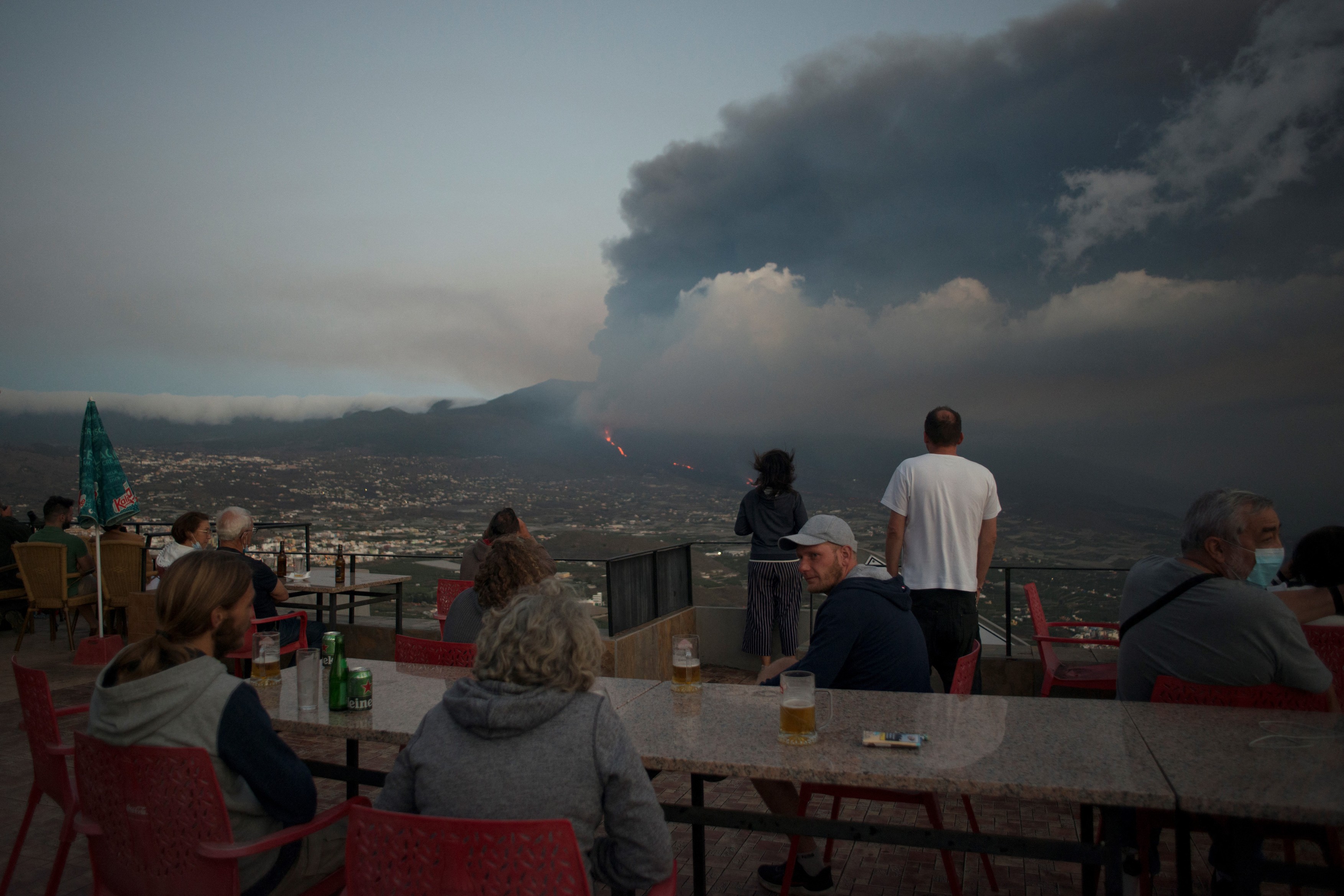 Vulcanul din La Palma atrage turiștii fascinați de dezastre: "Este o ocazie unică în viață să vezi așa ceva. A meritat să venim"