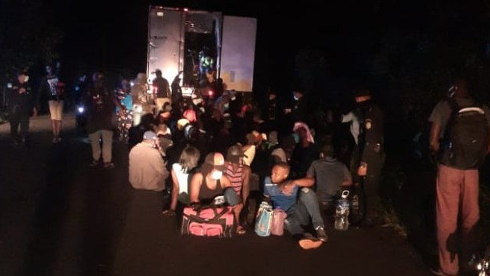 126 de oameni, găsiți încuiați și abandonați într-un container la marginea drumului, în Guatemala
