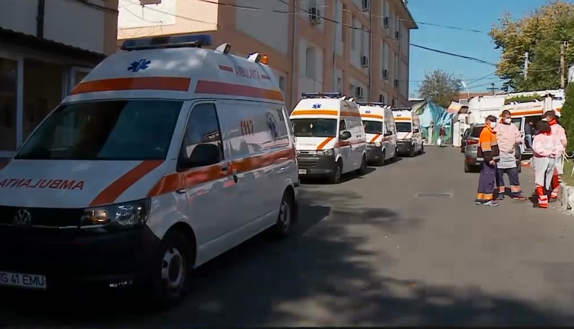 Coadă de ambulanțe la Spitalul de Infecțioase "Sfânta Parascheva" din Iași. În unele sunt și câte doi pacienți COVID