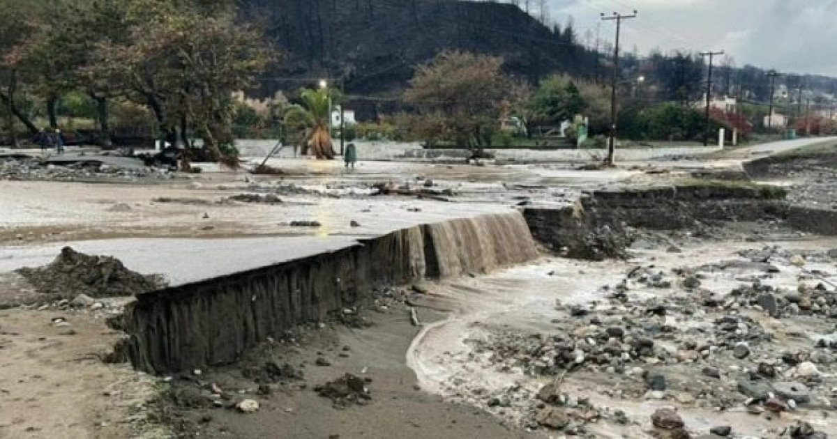 Μετά τις καταστροφικές πυρκαγιές, το ελληνικό νησί της Εύβοιας πλήττεται από ισχυρή καταιγίδα