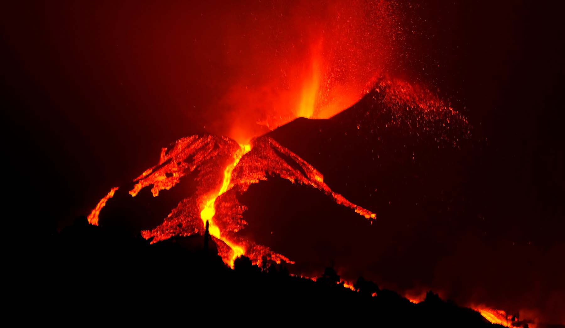 Conul vulcanului din La Palma s-a prăbușit parțial, eliberând blocuri de lavă cât o clădire cu trei etaje