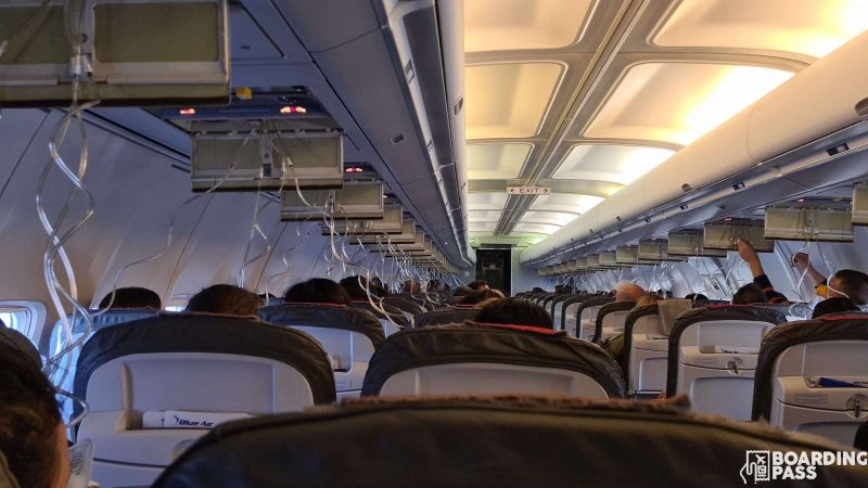 Un avion Blue Air s-a depresurizat înainte de aterizare la București. Măștile de oxigen s-au activat
