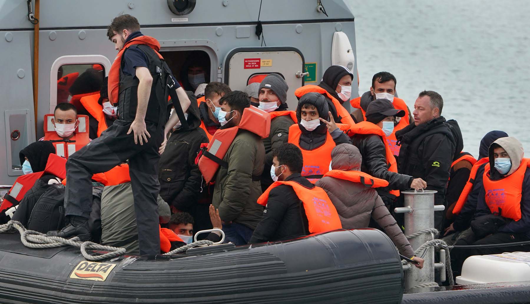 Peste 1.000 de migranţi interceptaţi în Canalul Mânecii în două zile. Guvernul britanic cere închisoare pe viaţă pentru traficanţi