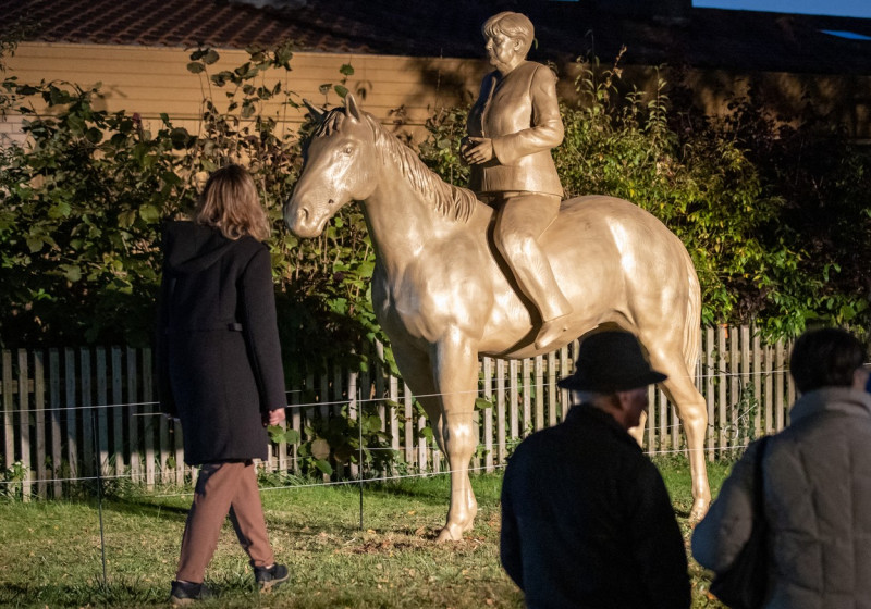 statuie angela merkel vizitatori profimedia-0637232437