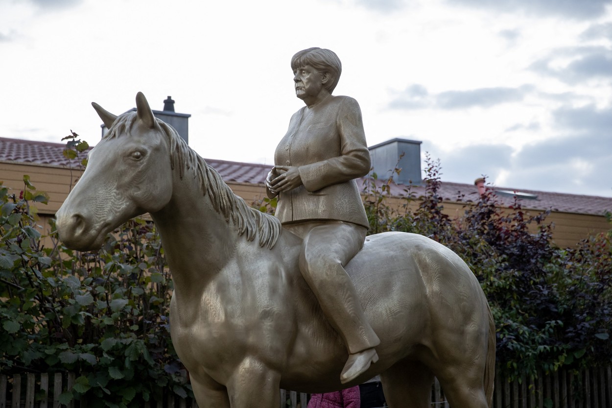 Statuie controversată, dedicată Angelei Merkel. Unii spun că este demnă de un dictator