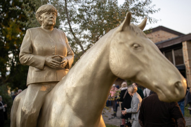 angela merkel statuie calare profimedia-0637235013