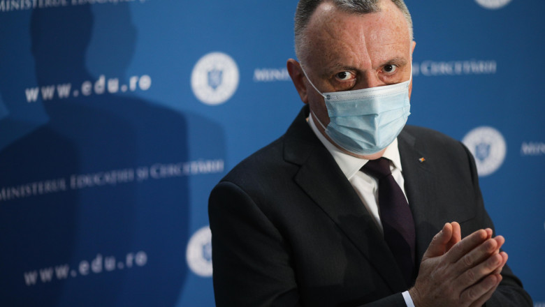 Cîmpeanu: Școlile decid singure dacă intră în online. O decizie centralizată nu poate fi luată