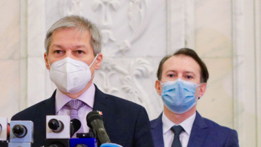 Dacian Cioloș face declarații lângă Florin Cîțu.