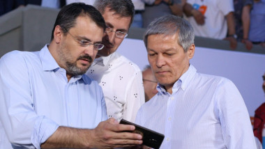 Ghinea, Barna și Cioloș se uită pe un telefon mobil.