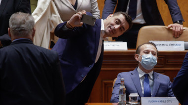 george simion face selfie cu florin citu in parlament