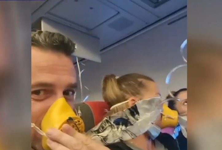 Un pasager al avionului Blue Air care s-a depresurizat a povestit ce s-a întâmplat: „Am auzit un sunet. Apoi am simțit miros de încins”