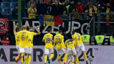 Jucătorii de la naționala de fotbal a României se bucură după gol.