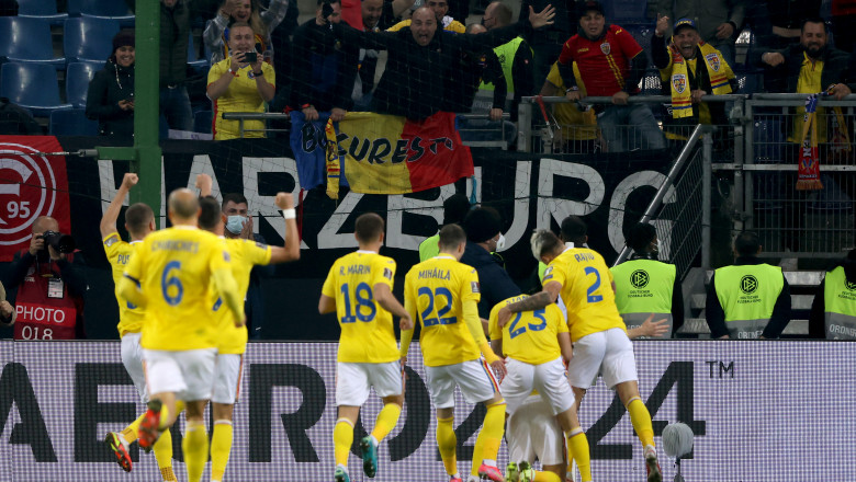 Jucătorii de la naționala de fotbal a României se bucură după gol.