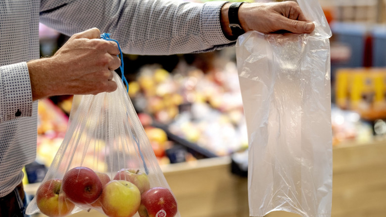 punga de plastic versus punga biodegradabila in supermarket