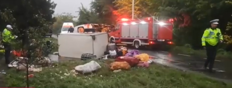 Plan roșu activat în Arad după un accident rutier. Un microbuz cu 22 de pasageri s-a ciocnit cu o mașină, 5 răniți au ajuns la spital