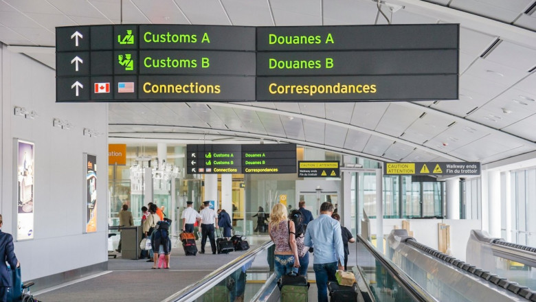 Oameni într-un aeroport din Franța