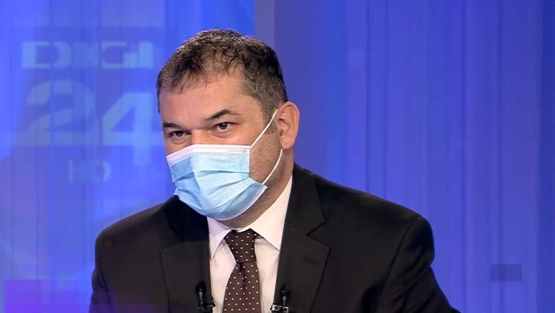 Ministrul interimar al Sănătății, Cseke Attila, intr-un studio tv cu masca