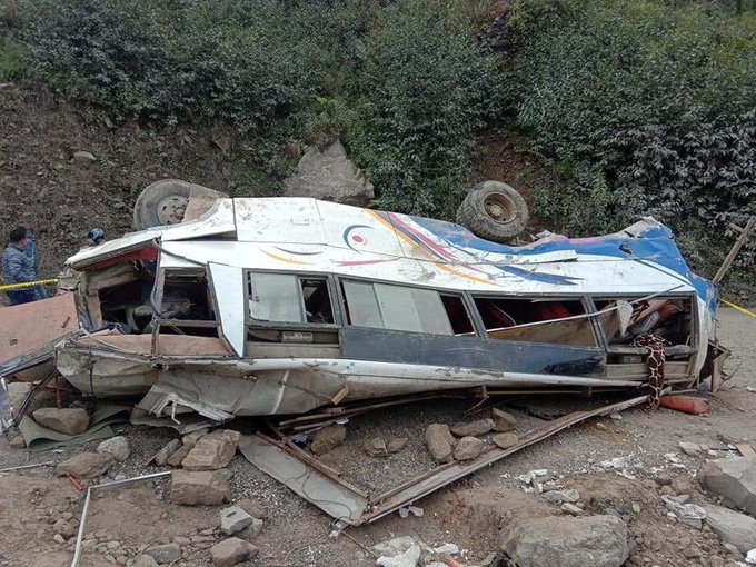 Cel puțin 25 de persoane au murit după ce un autobuz care a rămas fără frâne a căzut într-o prăpastie, în Nepal