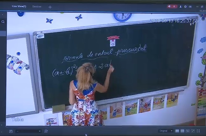 Copil cu viroză, respins de la şcoala online. Părinte: A fost scos pe motiv că cei cu viroză și răceli să își ia temele de la colegi
