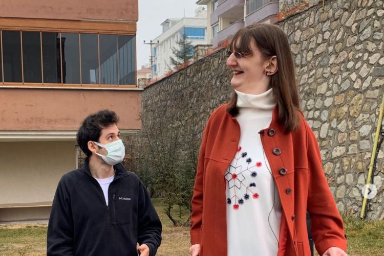 Cea mai înaltă femeie din lume este din Turcia, are 24 de ani şi peste 2,15 metri
