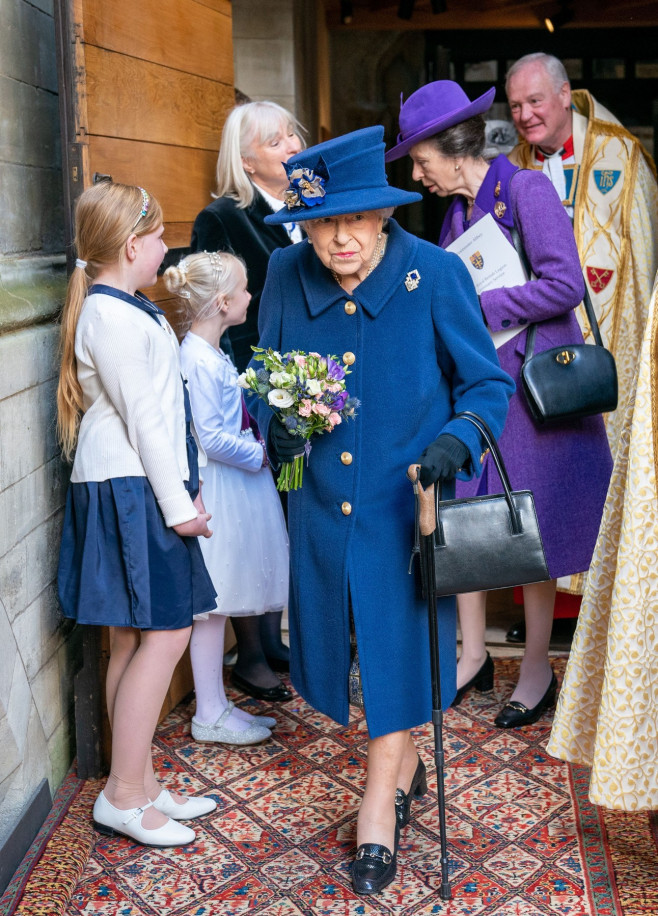 Regina Elisabeta a II,-a, în baston la un eveniment public la Londra.