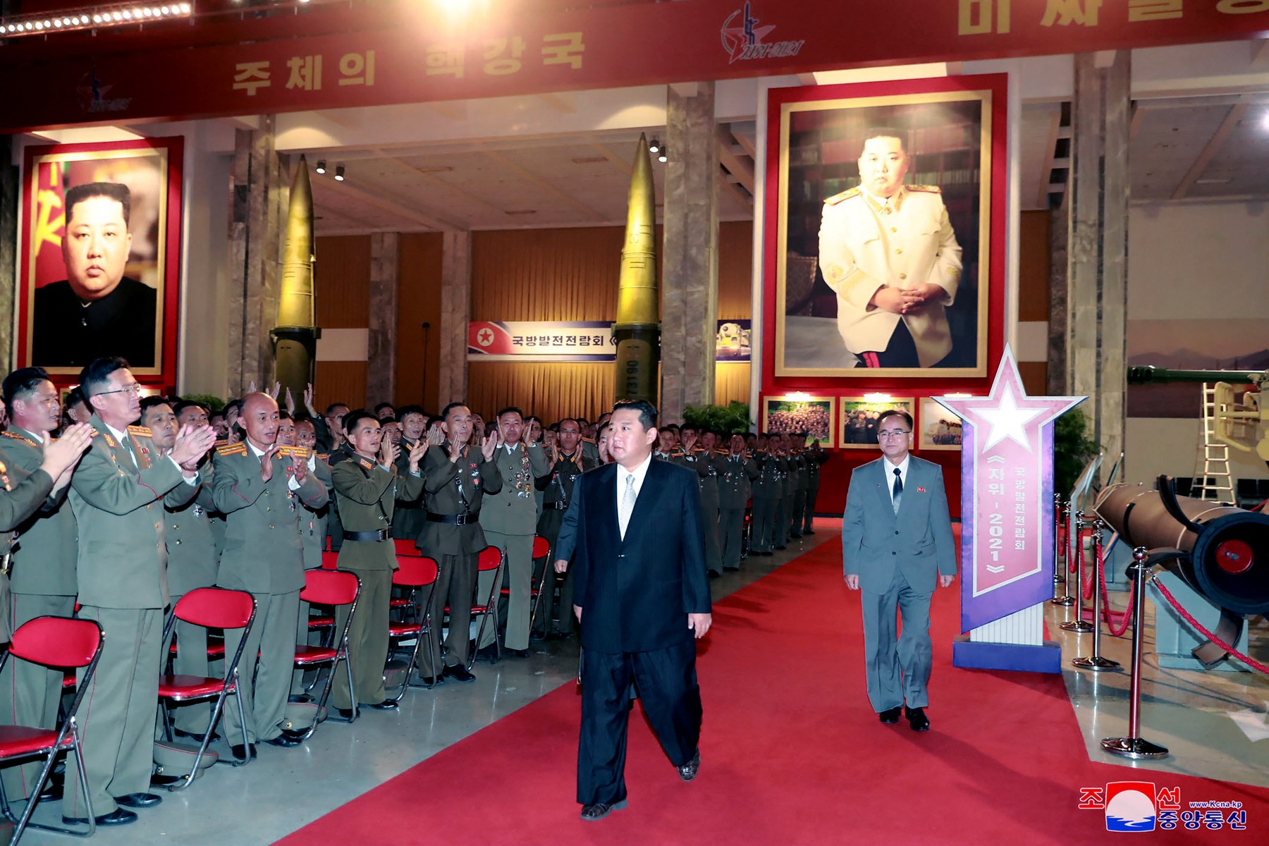 Un dirijor a fost văzut purtând în Coreea de Nord un tricou cu chipul lui Kim Jong Un