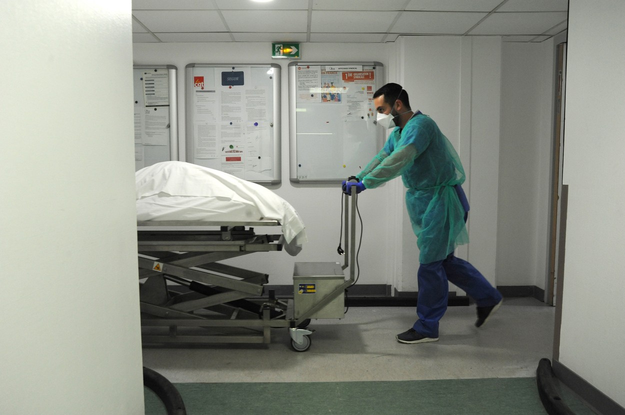 Un tânăr de 24 de ani, fără alte afecțiuni și nevaccinat, a murit din cauza COVID