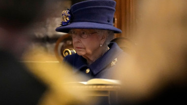 Regina Elisabeta a II,-a, în baston la un eveniment public la Londra.