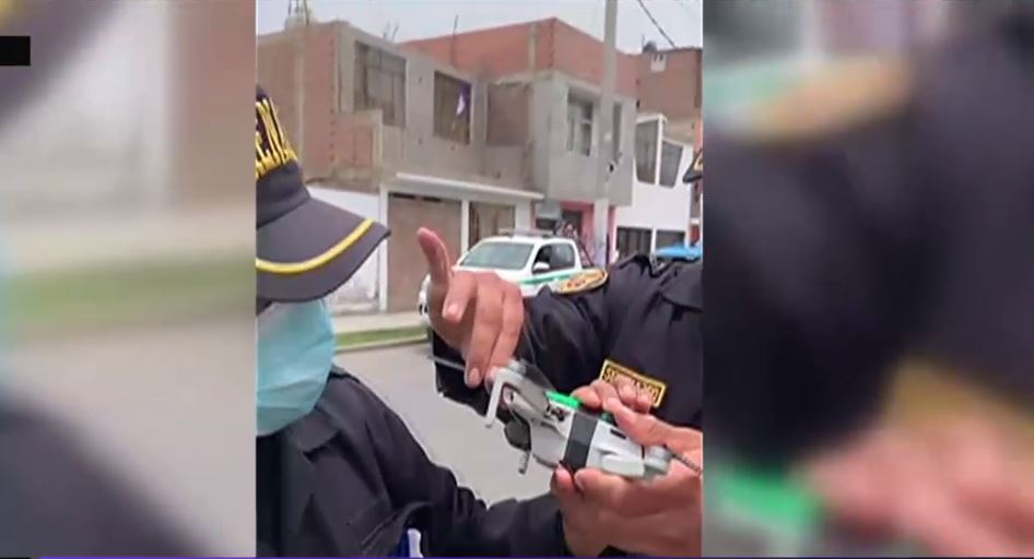 Un porumbel care a atârnat 12 ore pe un cablu a fost salvat cu o dronă. Polițiștii au prins de ea, cu bandă adezivă, un cuțit