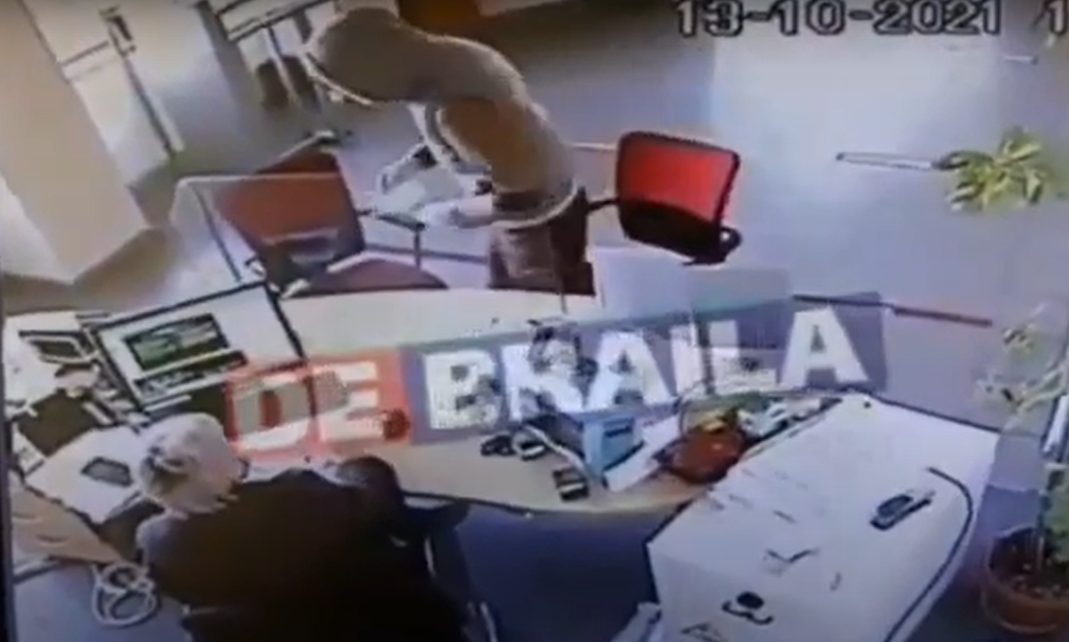 Jaf la o bancă din Brăila: Un bărbat a furat câteva mii de euro, apoi a fugit