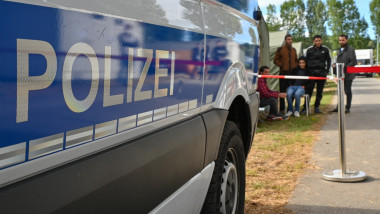 mașină de poliție în Eisenhuttenstadt, în apropierea unui centru de adăpost pentru refugiați