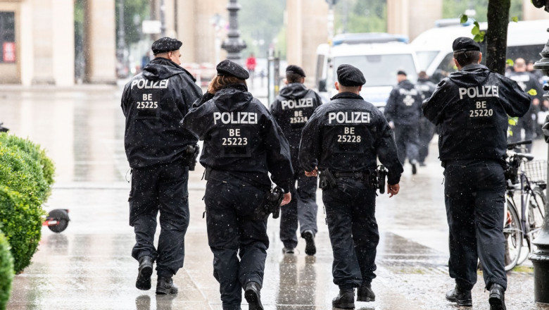 politisti din germania cu uniforme