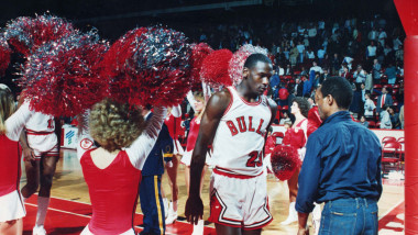 michael jordan pe terenul de baschet in 1985 langa majorete