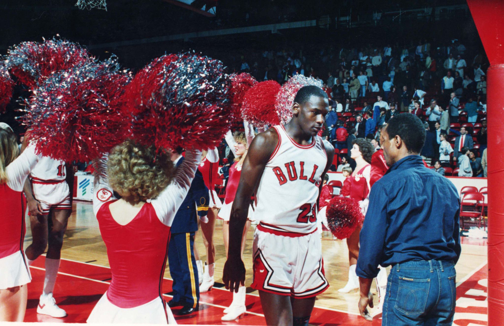O pereche de bascheți purtați de Michael Jordan în primul său sezon din NBA a fost vândută cu aproape 1,5 milioane de dolari