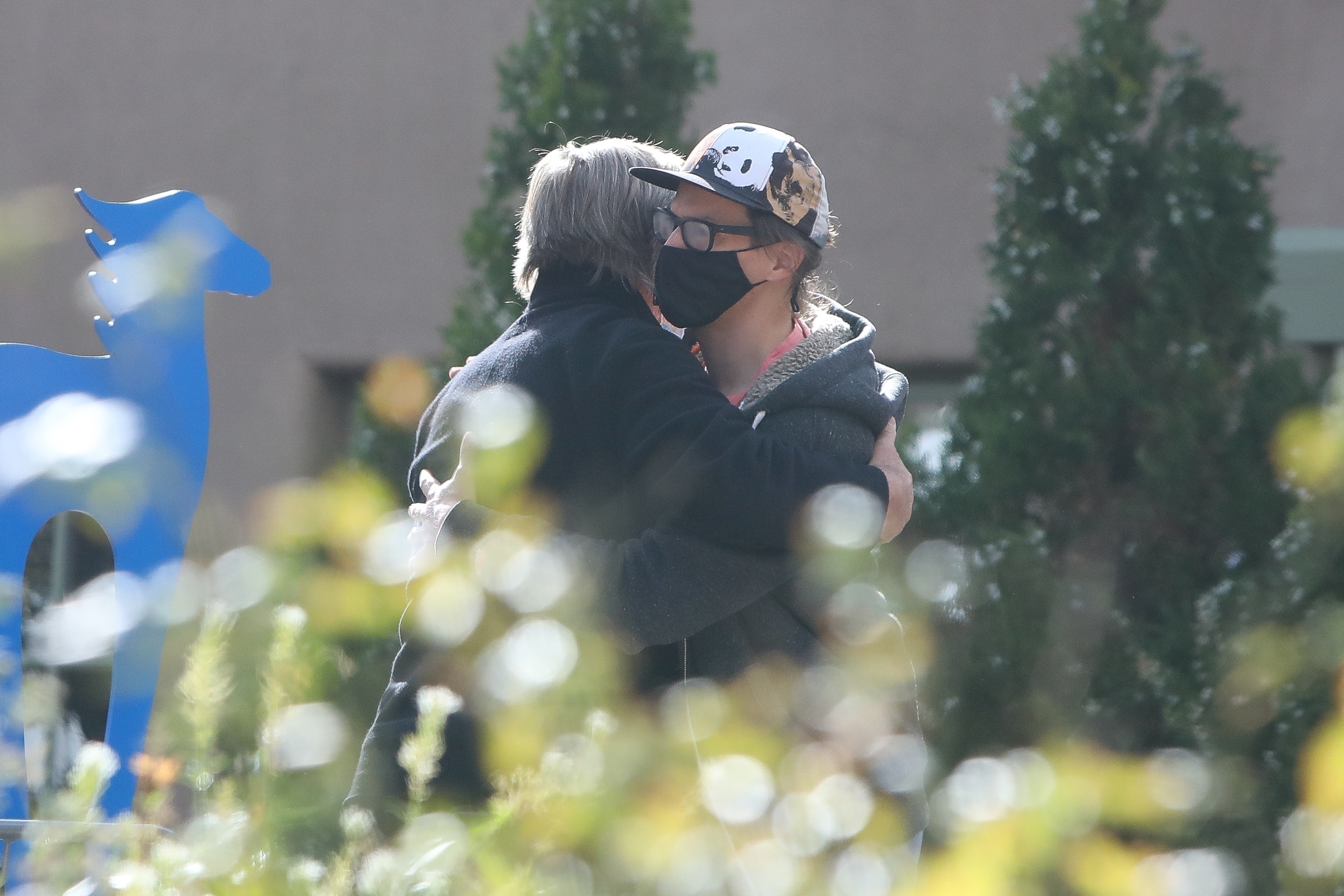 Alec Baldwin, fotografiat in timp ce ii imbratiseaza pe sotul si pe fiul Halynei Hutchins. Imagini emotionante surprinse in Santa Fe