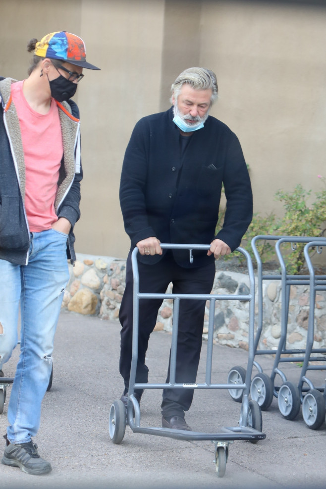 *PREMIUM-EXCLUSIVE* Alec Baldwin seen in Santa Fe with Halyna Hutchins' husband and son following prop gun shooting incident