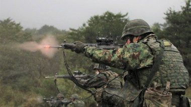 soldați japonezi trăgând cu laser