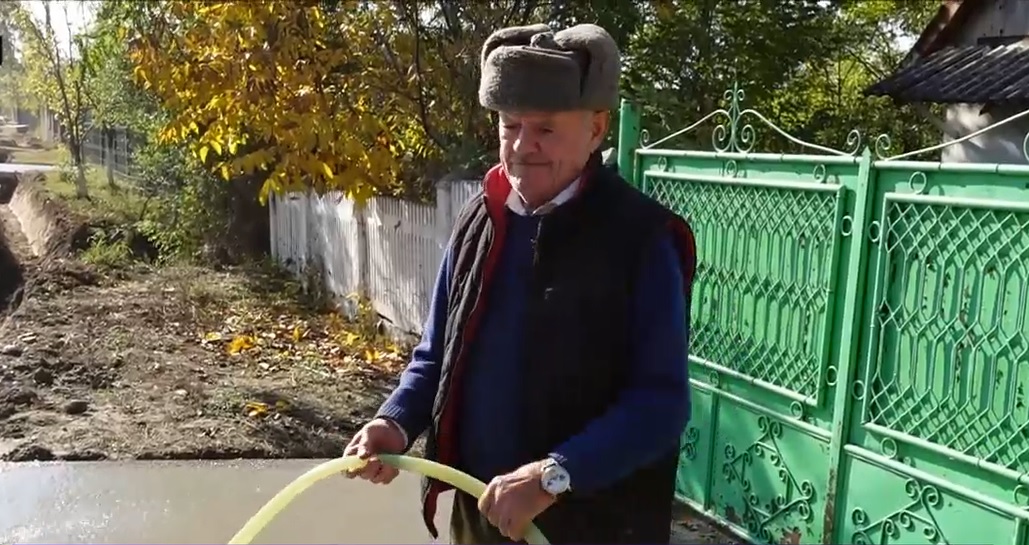 După ce primarul a murit de COVID, sătenii unei comune din Vâlcea și-au schimbat filosofia: „Mă duc cu bicicleta la vaccinare!”