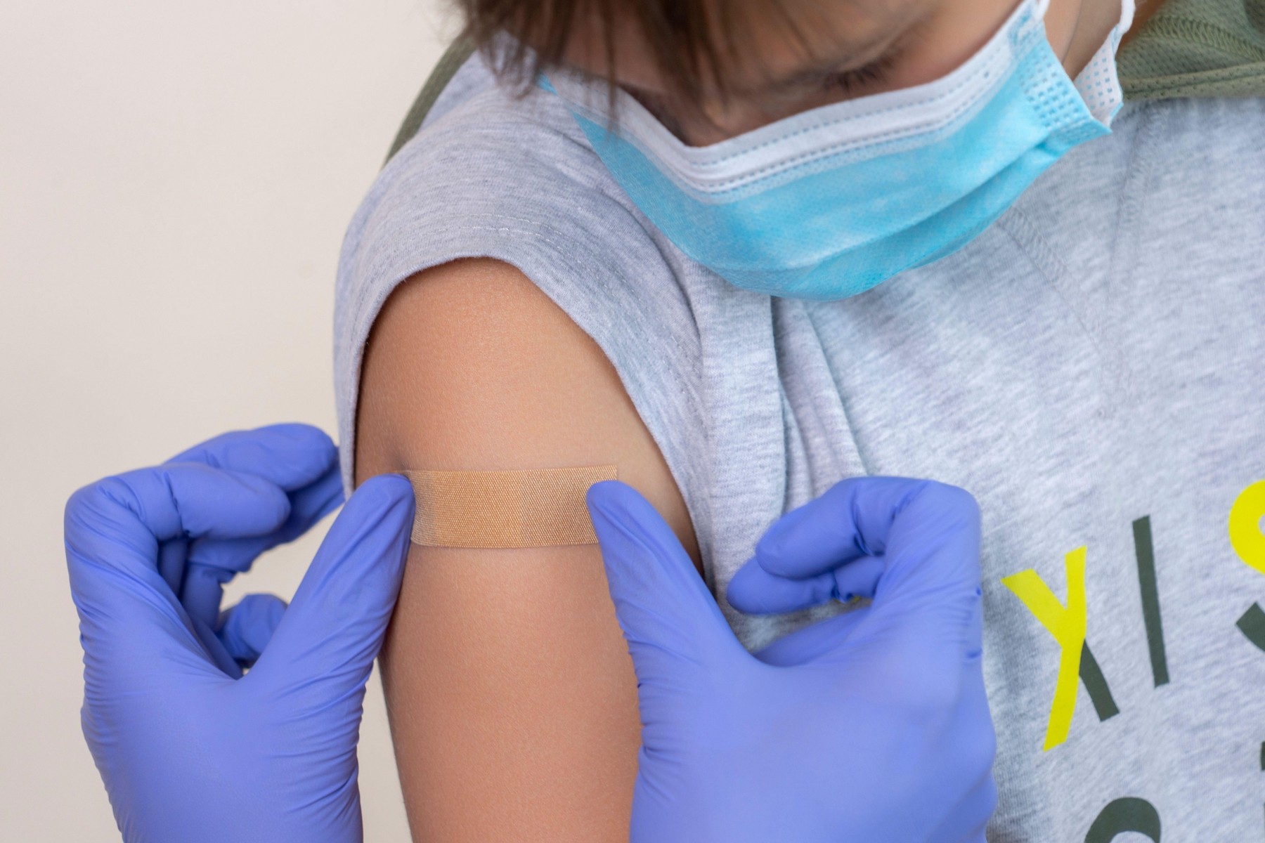 O femeie din Marea Britanie și-a dus fiica până în Italia pentru a-i face vaccinul anti-COVID