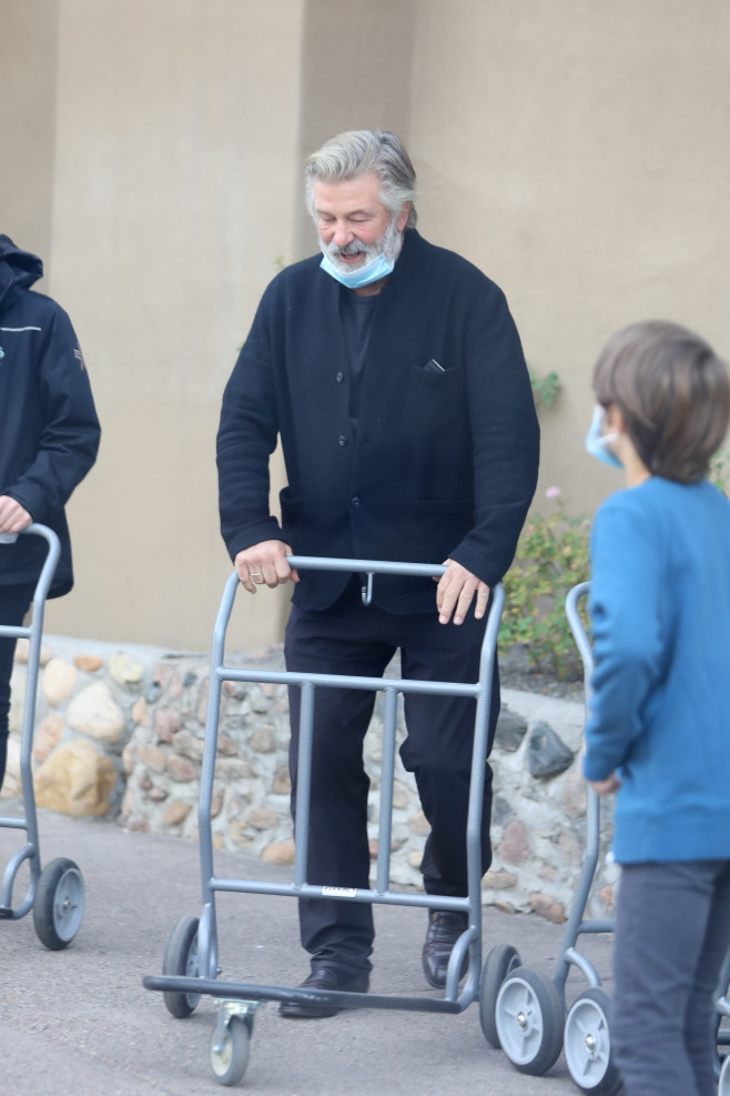 *PREMIUM-EXCLUSIVE* Alec Baldwin seen in Santa Fe with Halyna Hutchins' husband and son following prop gun shooting incident