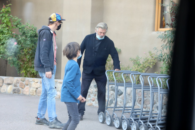 *PREMIUM-EXCLUSIVE* Alec Baldwin seen in Santa Fe with Halyna Hutchins' husband and son following prop gun shooting incident