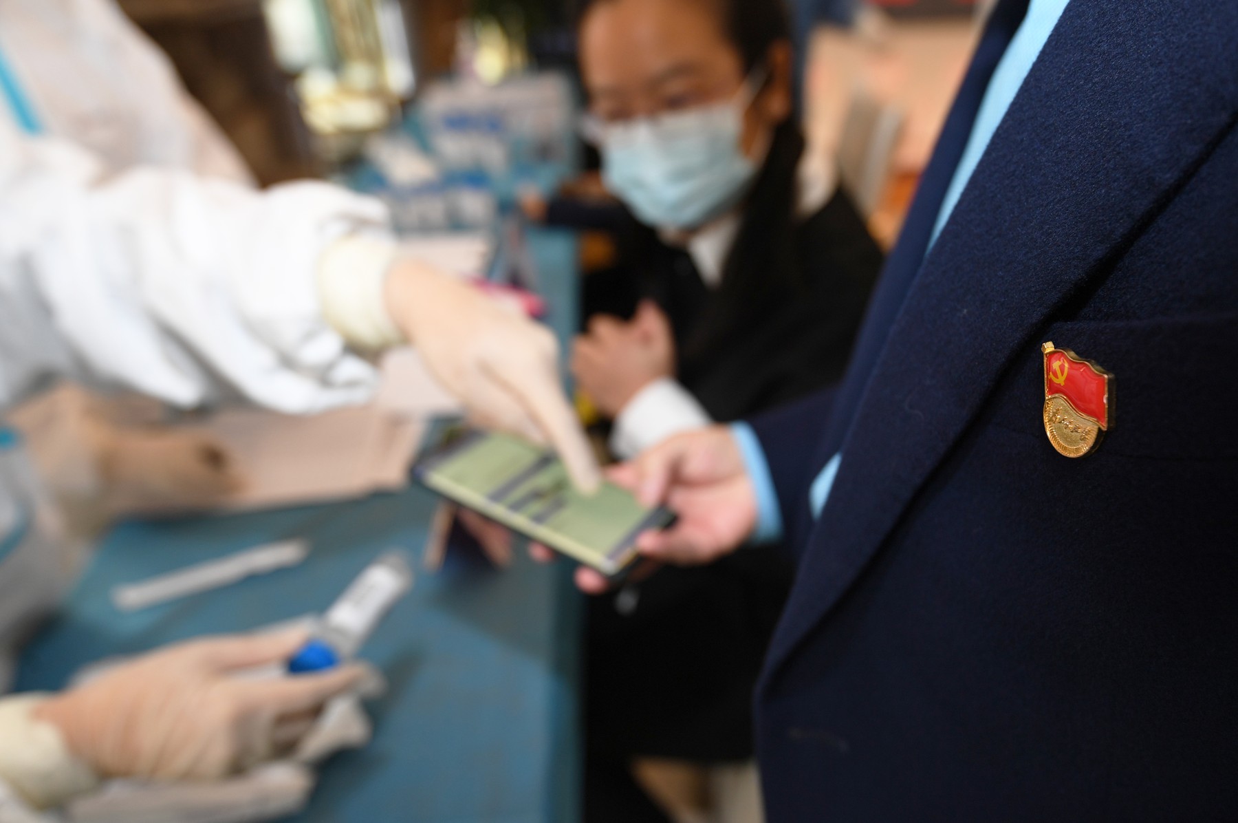 China impune măsuri de izolare şi restricţii după ce a depășit 100 de cazuri noi de Covid într-o săptămână