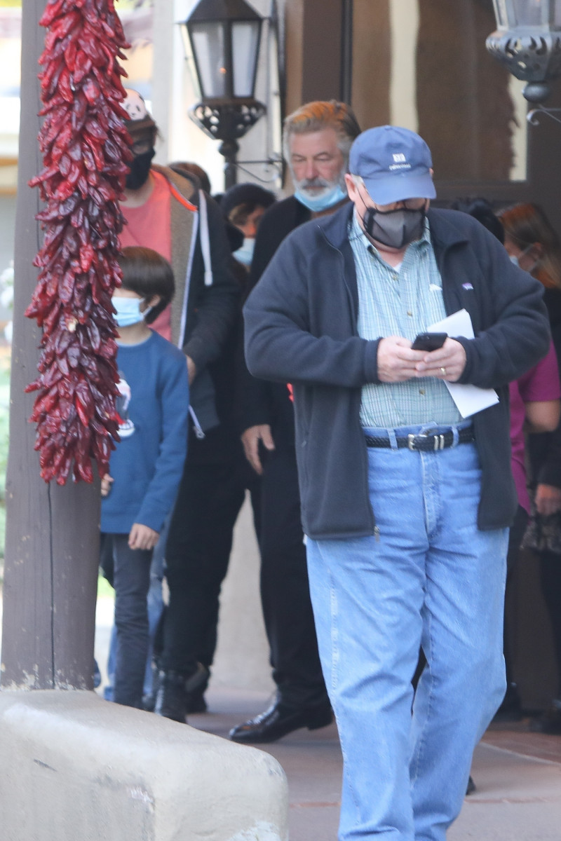 *PREMIUM-EXCLUSIVE* Alec Baldwin seen in Santa Fe with Halyna Hutchins' husband and son following prop gun shooting incident