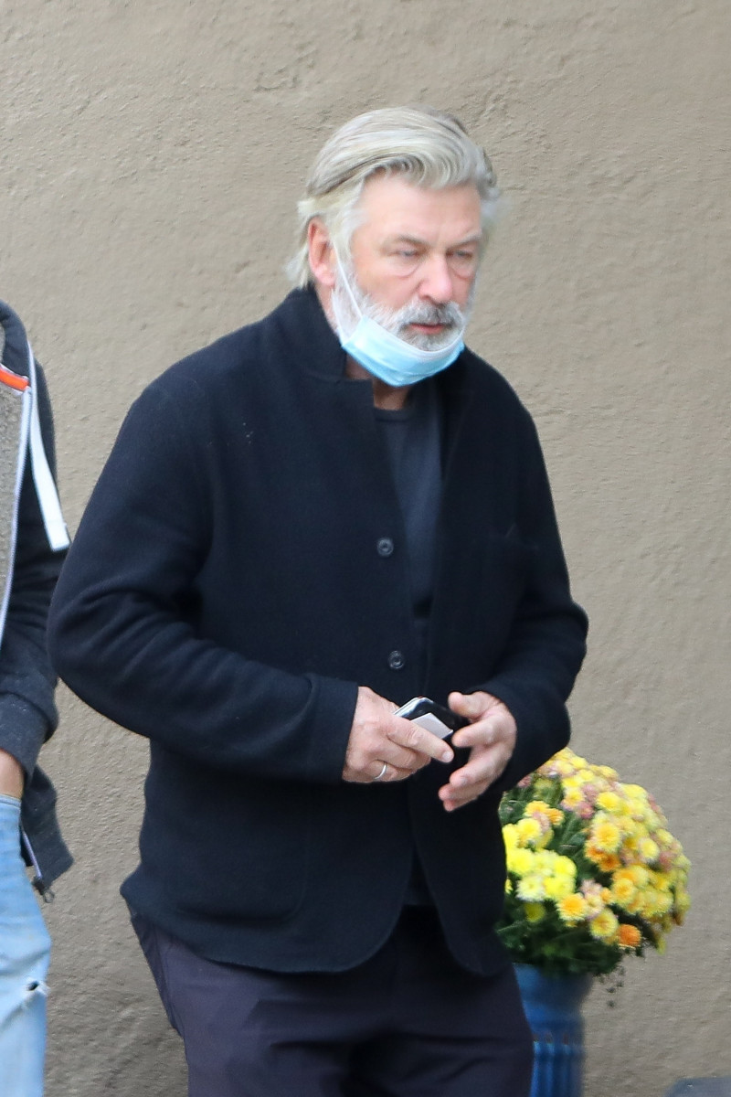 *PREMIUM-EXCLUSIVE* Alec Baldwin seen in Santa Fe with Halyna Hutchins' husband and son following prop gun shooting incident